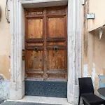 Casa Parlamento, Al Centro Di Roma