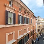 Casa Parlamento, Al Centro Di Roma