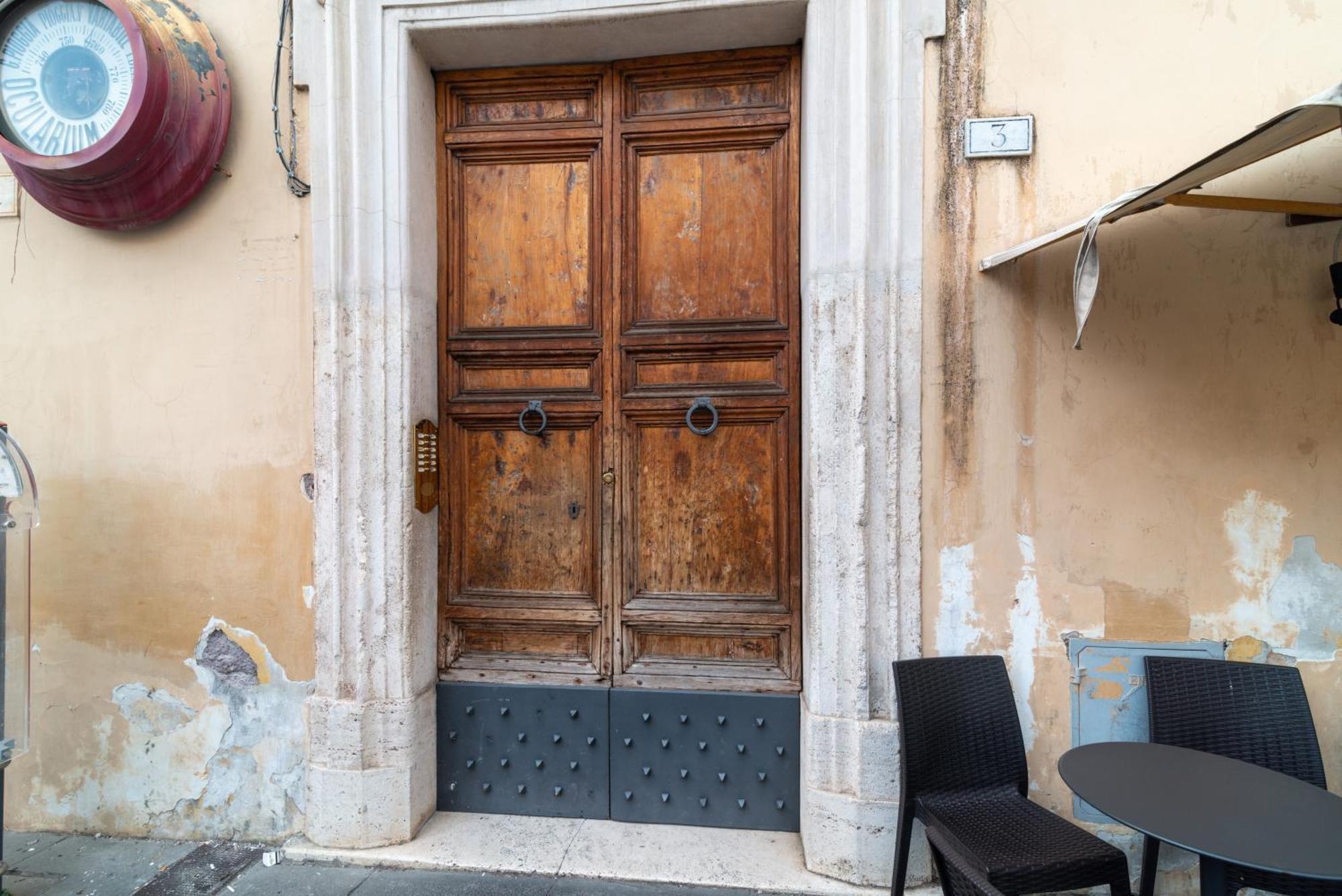 Casa Parlamento, Al Centro Di