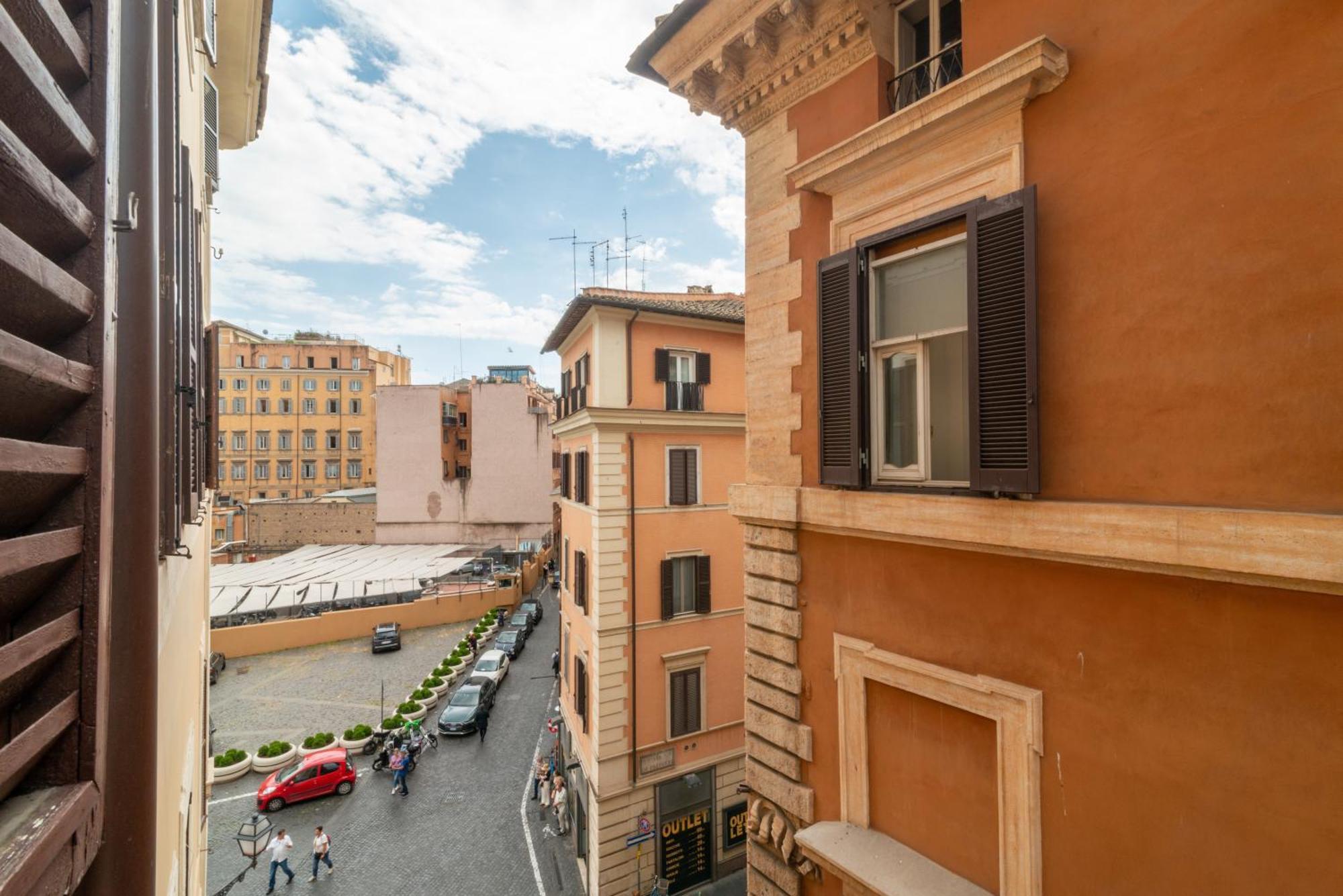 Casa Parlamento, Al Centro Di Rom