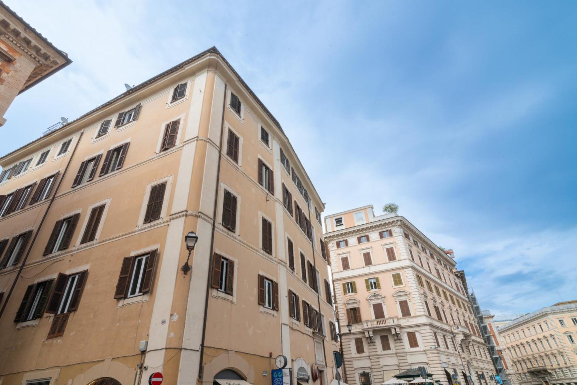 Casa Parlamento, Al Centro Di *